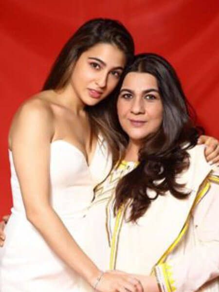 Sara-Ali-Khan-with-her-Mother.jpg